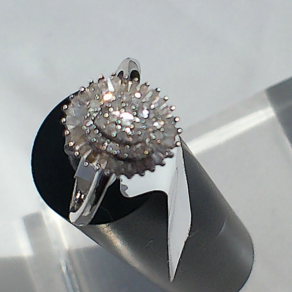 .5 ctw Diamond ring. WOW sparkle. ptatinum over 925